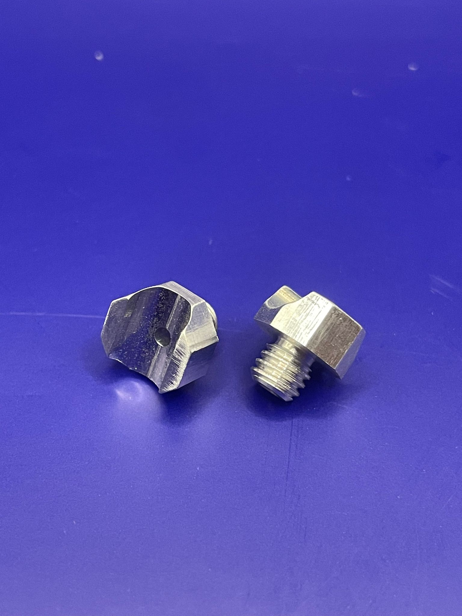 CNC-drejede gevindadaptere i stål fra Strobel Industry