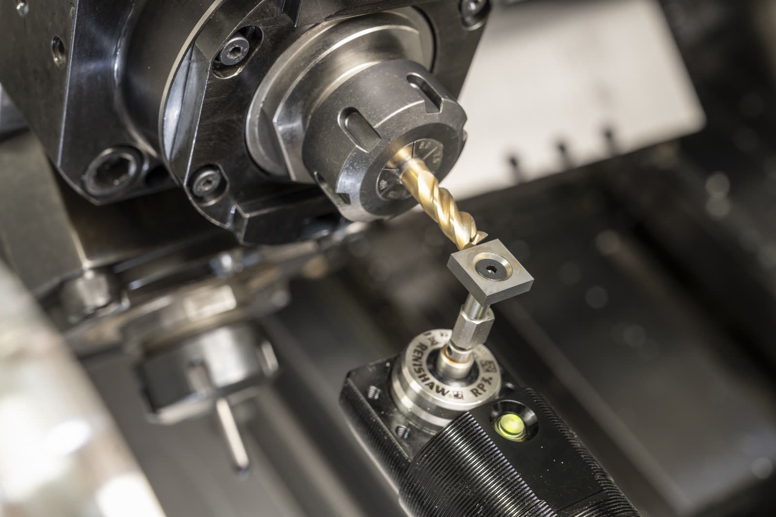 Werkzeug-Einmessung mit Renishaw-Messtaster auf der DMG MORI NLX 2000|500 bei Strobel Industry — automatische Werkzeugvermessung für präzise CNC-Drehteile