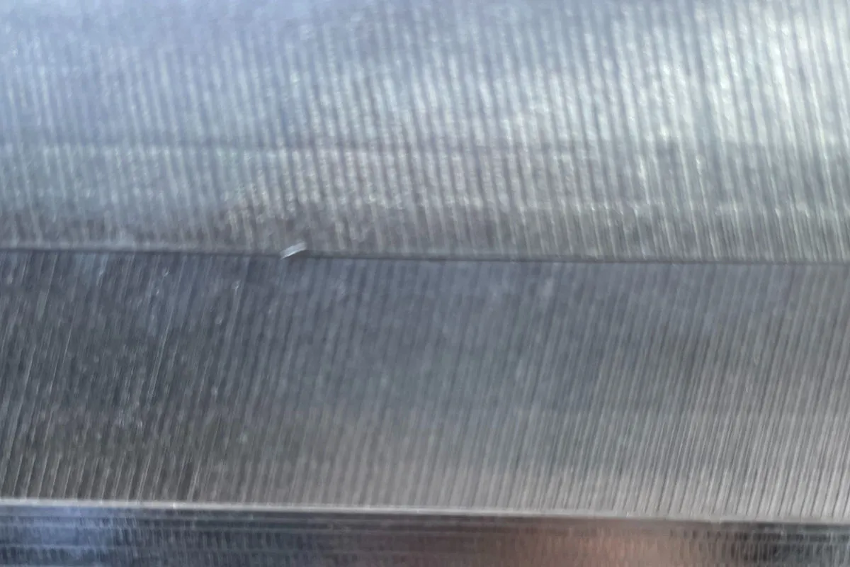 Rattermarkeringer på CNC-overflade forårsaget af vibrationer